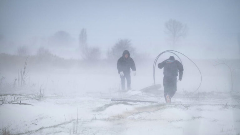 Goretti fırtınası İngiltere’yi vurdu: 75 bin kişi elektriksiz, yaşam durdu
