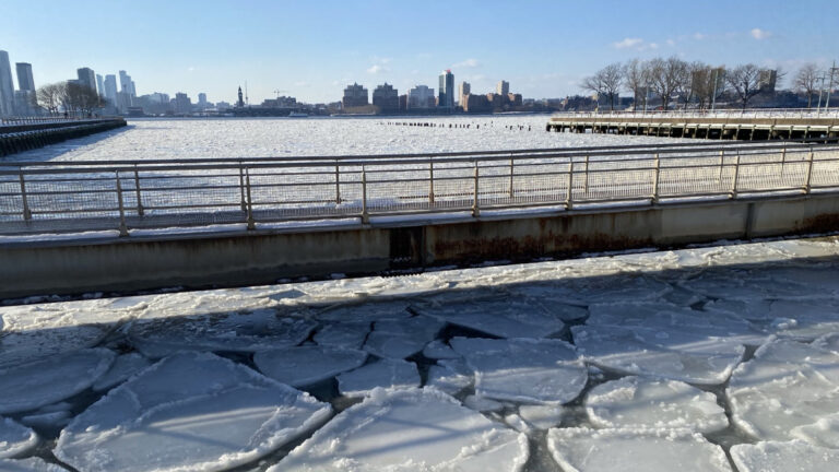 Hudson Nehri dondu, nehir trafiği aksadı