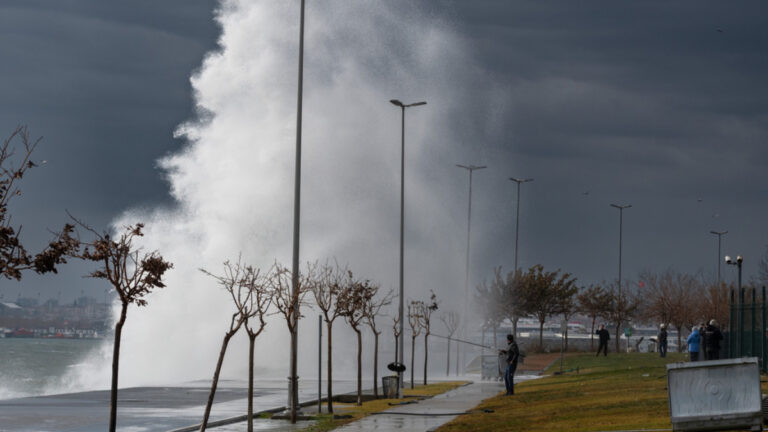Meteoroloji’den batı için lodos ve sağanak yağmur uyarısı, doğuda buzlanma ve çığ tehlikesi