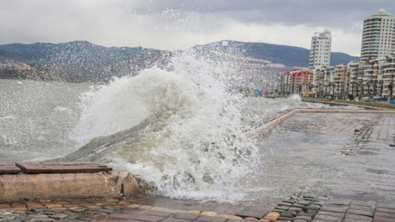 Batıda lodos ve sağanak etkili oluyor, iç kesimlerde buzlanma, don ve çığ tehlikesi sürüyor