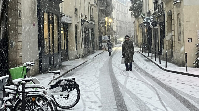 Amsterdam ve Paris’te yoğun kar ulaşımı durma noktasına getirdi