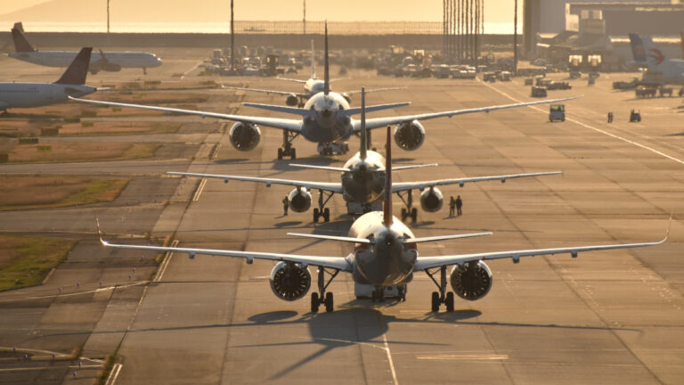 Uçuşları azaltmadan emisyonları yarıya indirmek mümkün mü? Havacılıkta şaşırtan çözüm ortaya çıktı