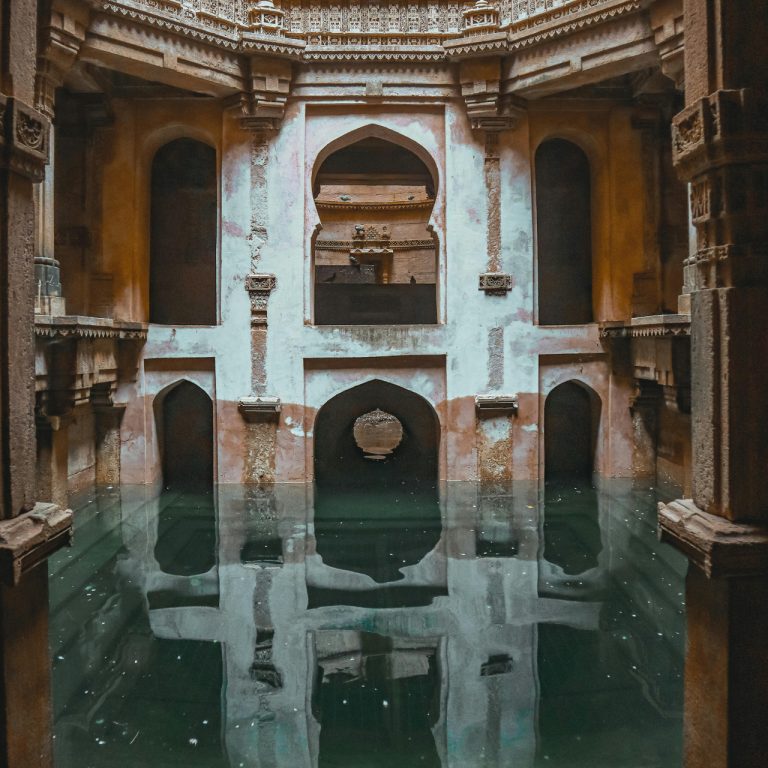 Hindistan’da su kaynakları azalırken, antik basamaklı kuyular yeniden hayat buluyor! Bansilalpet 40 yıl sonra içme suyuna kavuştu