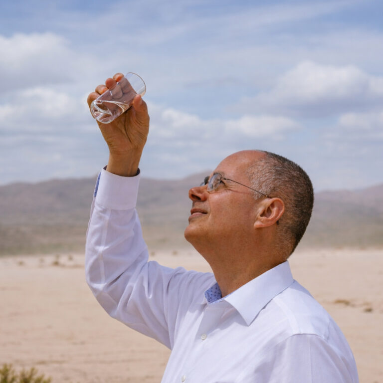 Nobel ödüllü Filistinli bilim insanı Ömer Yaghi kuru havadan su üreten makine geliştirdi! Günde 1.000 litre su sağlayabiliyor
