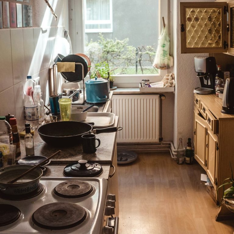 Almanya, yenilenebilir enerji zorunluluğunu kaldırdığı için iklim hedeflerinden vazgeçmekle suçlanıyor