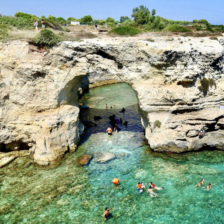 İtalya’da “Aşıklar Kemeri” Sevgililer Günü’nde fırtına ve dalgalardan dolayı çöktü