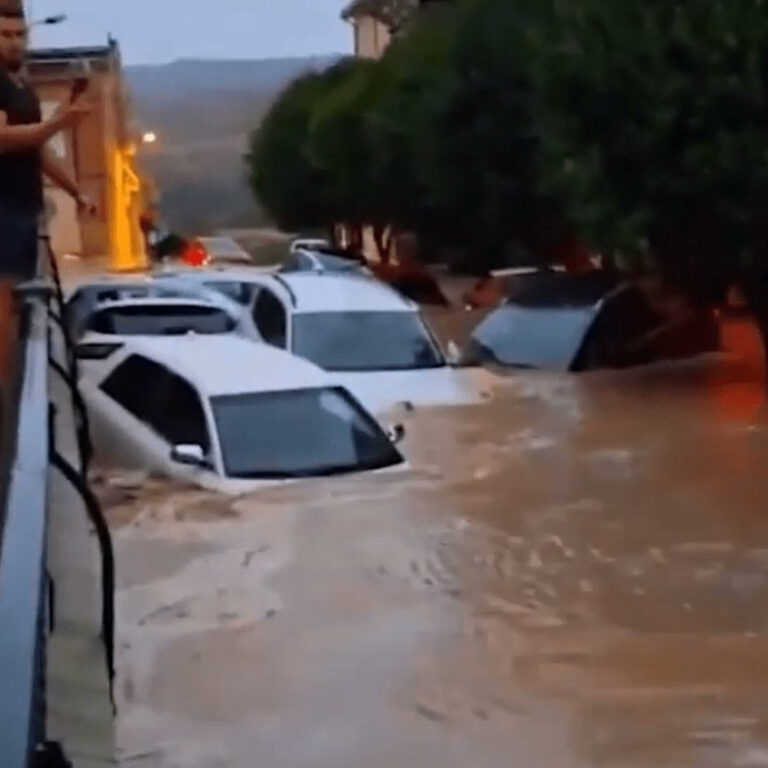 İspanya’nın Endülüs bölgesinde şiddetli yağış alarmı: Binlerce kişi tahliye edildi