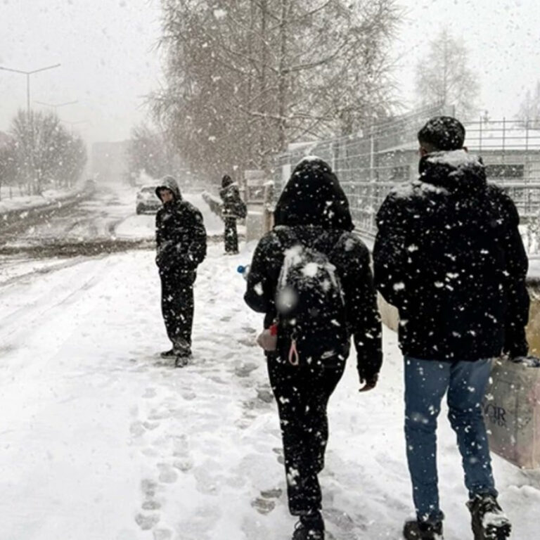 2 bölgede yağmur ve kar var! Batıda sıcaklıklar arıyor, doğuda düşüyor
