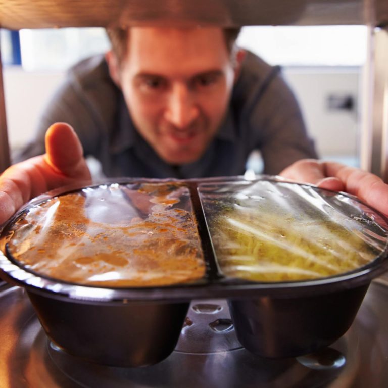 Yeni çalışma: Mikrodalgada ısıtılan plastik kaplar yüz binlerce mikro ve nanoplastik salabiliyor