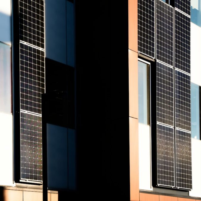 Binaların dış duvarlarına monte edilen güneş panelleri enerji üretirken soğutma maliyetlerini de düşürüyor