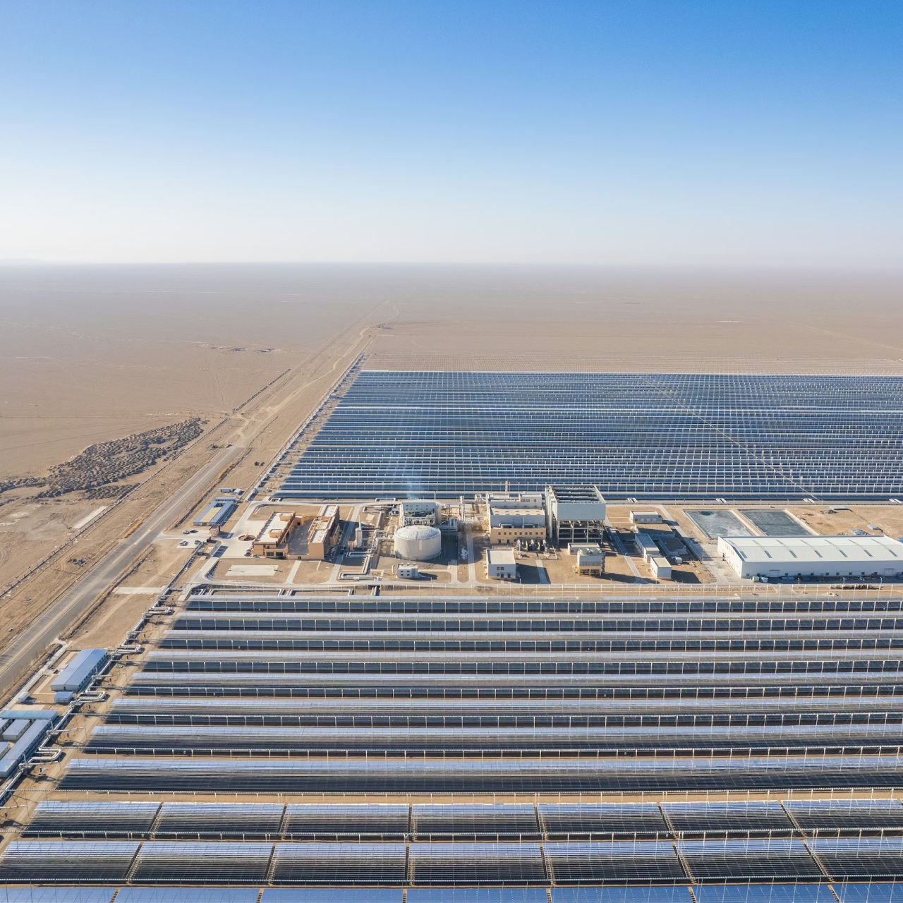 Çin’de güneş enerjisi patlaması, 2025’te enerji ve sanayi emisyonlarını hafifçe düşürdü