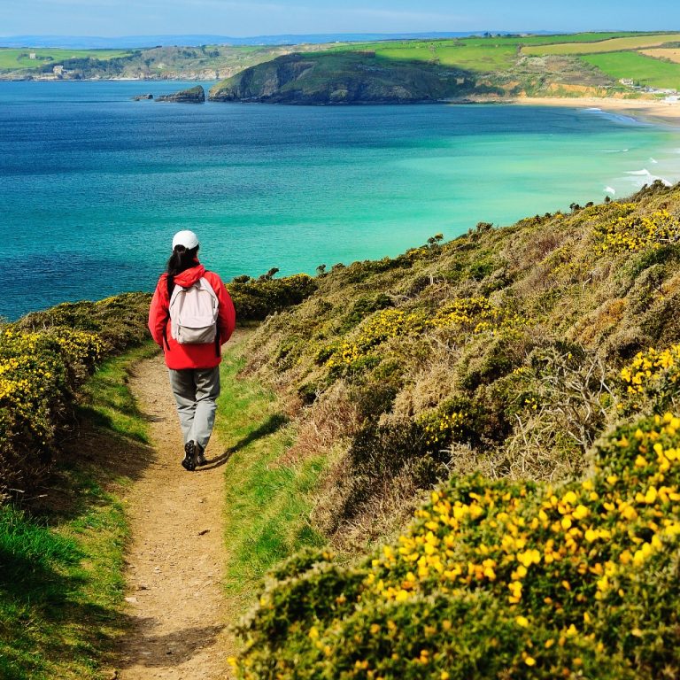 Kral III. Charles, İngiltere sahilini boydan boya çevreleyen dünyanın en uzun kıyı yürüyüş yolunu açtı
