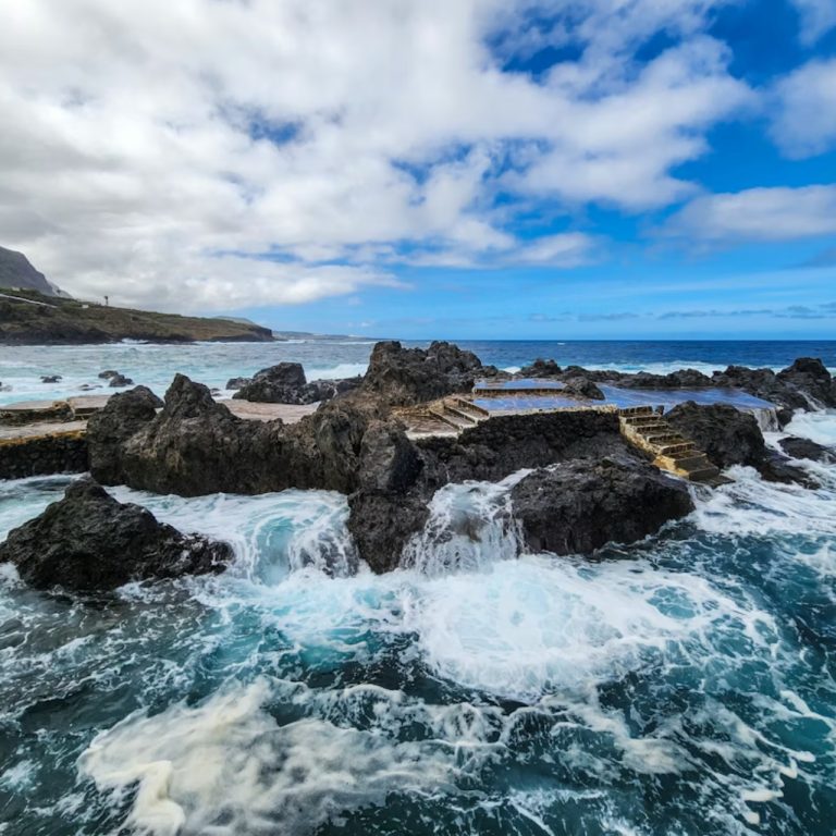 Regina fırtınası Kanarya Adaları’na 6 metrelik dalgalar ve kar getirdi
