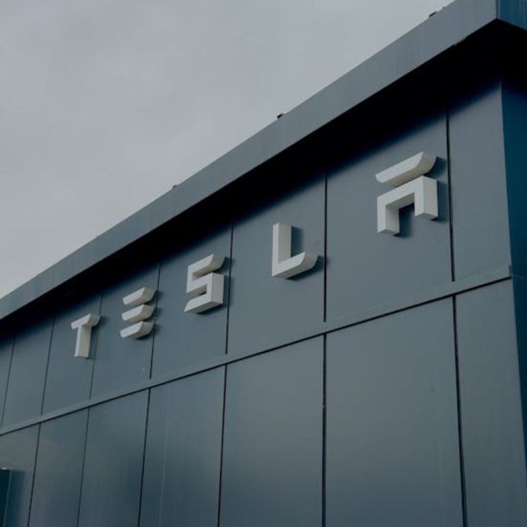 Tesla, İngiltere’de hanelere elektrik tedarik etmeye hazırlanıyor