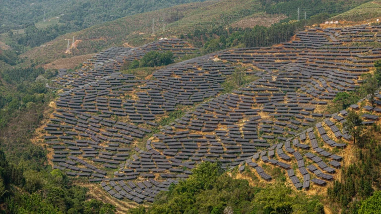 Avrupa’nın en büyük güneş tarlası için 916 milyon euroluk proje gecikmeye takıldı