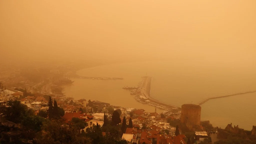 Türkiye ve Yunanistan’da gökyüzünü turuncuya boyayan ‘çöl tozu’ aslında ne işe yarıyor?