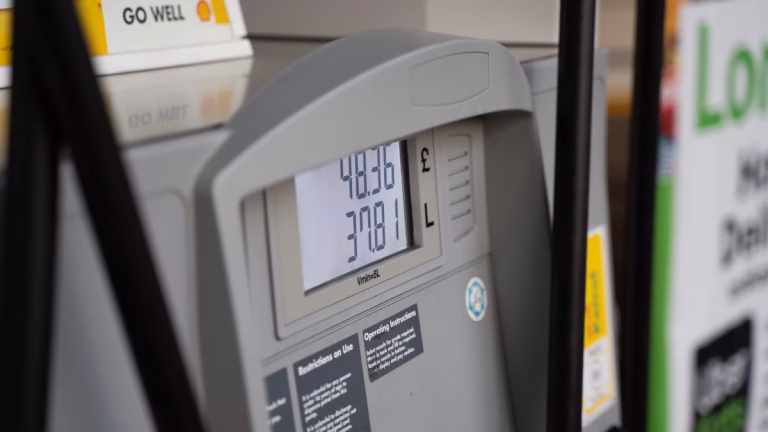 Fosil yakıtlı savaşı, petrol ve doğalgaza olan bağımlılığı sona erdirmek için mükemmel bir fırsat