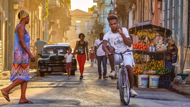 Küba, yenilenebilir enerjiye 8 milyar dolarlık yatırım yaparak ABD’nin enerji ablukasını aşabilir