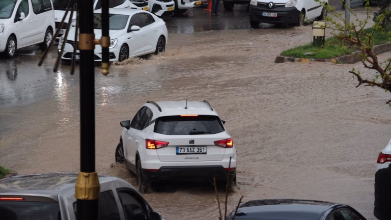 44 il için sarı kod! Meteoroloji’den sağanak yağmur ve kar yağışı uyarısı!