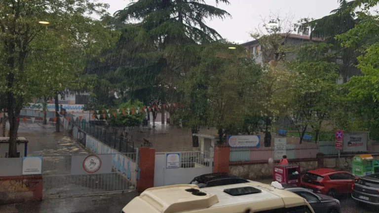 Meteoroloji’den sağanak yağış uyarısı: Karadeniz ve doğu bölgelerinde hava serinliyor