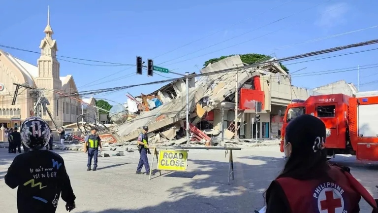 Filipinler’de 7,8 büyüklüğünde deprem! Tsunami uyarısı yapıldı