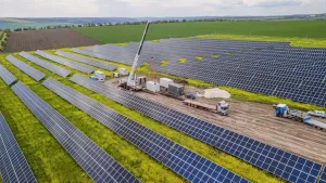 Küresel enerji talebinde tarihi rekor: Düşük karbonlu kaynaklar fosil yakıtları tahtından indiriyor