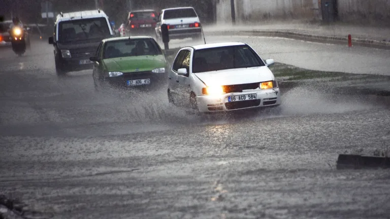 Meteoroloji’den kuvvetli yağış uyarısı: Sıcaklıklar mevsim normallerinin üzerine çıkacak