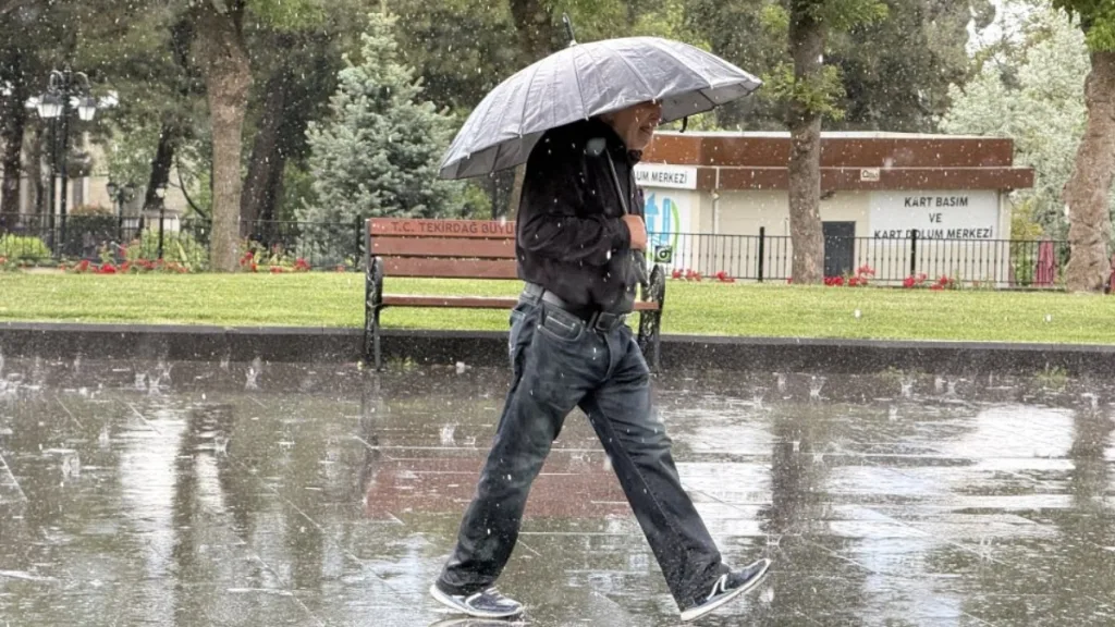 Meteoroloji’den sağanak ve gök gürültülü yağış uyarısı: Birçok bölgede hava kapanıyor