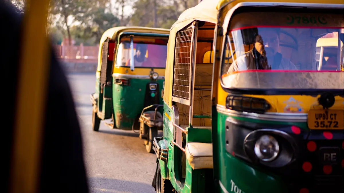 Delhi, zehirli gazları azaltmak için benzinli üç tekerlekli bisikletleri ve motosikletleri yasaklamayı planlıyor