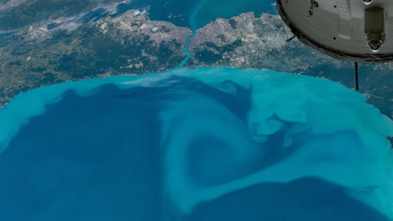 NASA, İstanbul Boğazı ve Karadeniz’deki büyüleyici renk değişimini uzaydan görüntüledi