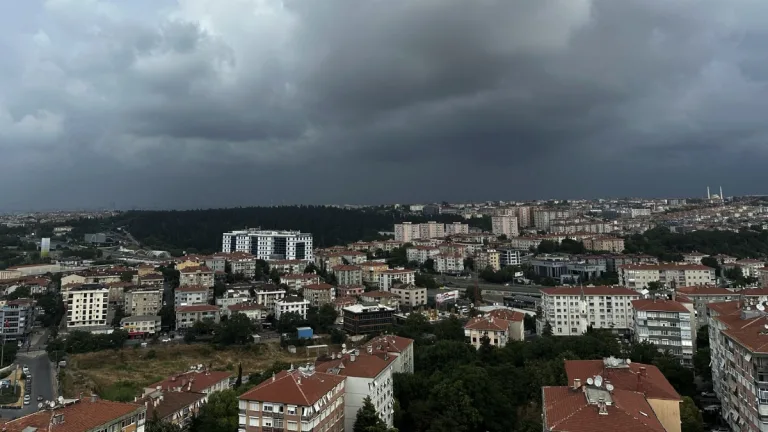 İstanbul’da beklenen sağanak yağış başladı
