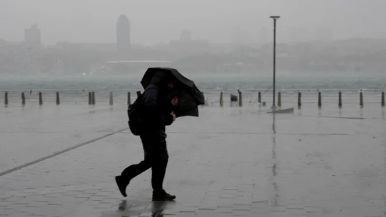 İstanbul için sağanak ve kuvvetli yağış uyarısı: AKOM’dan sel ve yıldırım alarmı